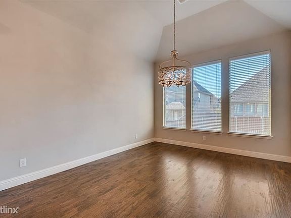 5th image of 1054 Woodford Dr