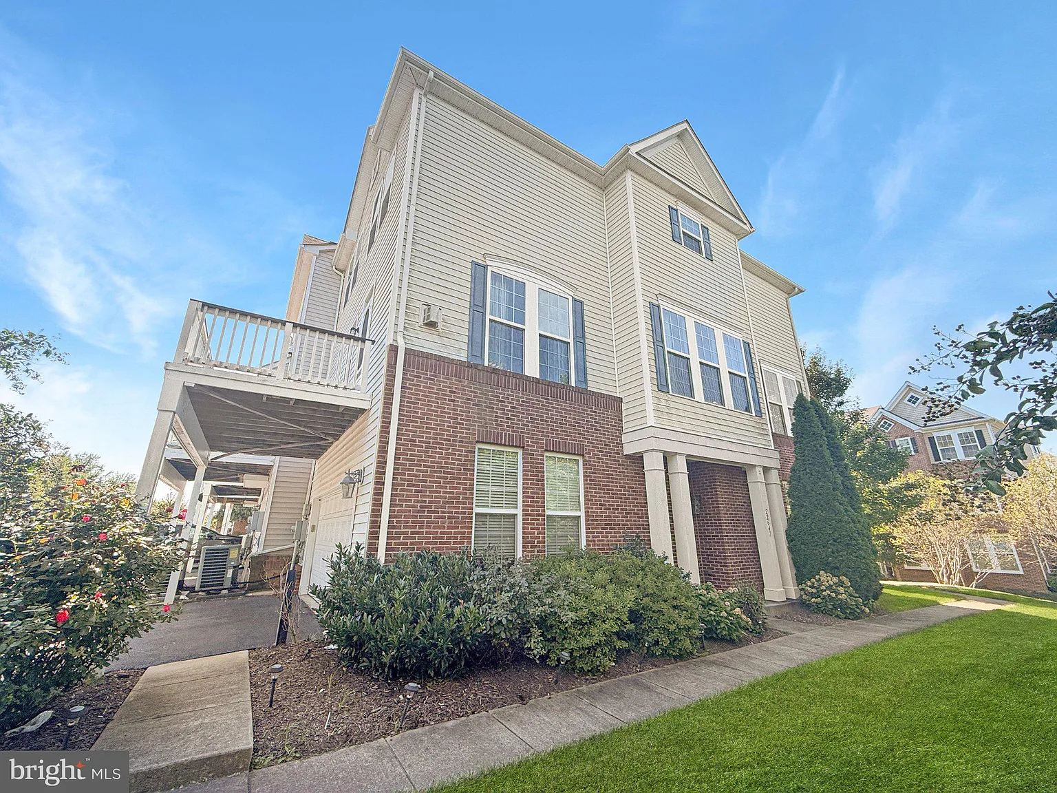 3 bed, 3.5 bath, 2628 sqft, $3,499 — Photo 2