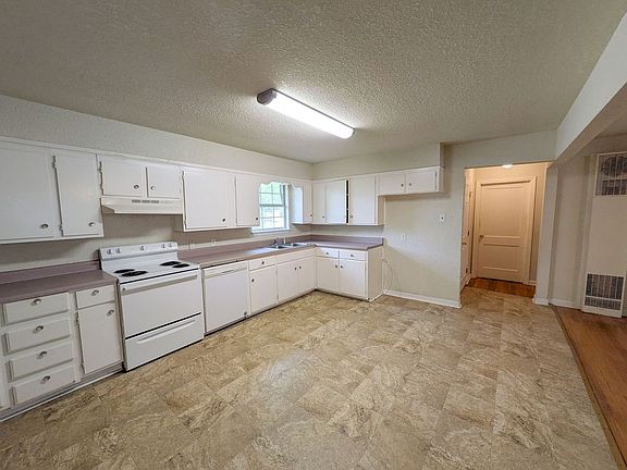 5th image of 306 Bridal Wreath Ave