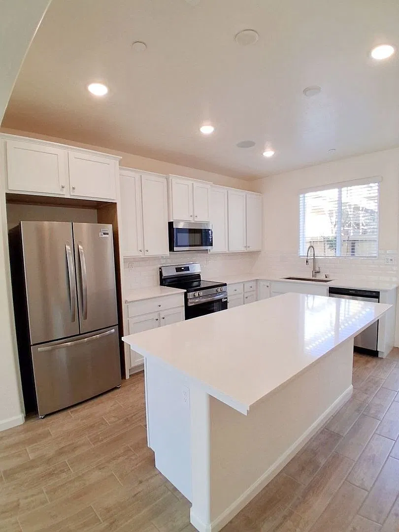 Modern Clovis Living: Solar-Powered 3-Bed Home with Community Pool! — Photo 3