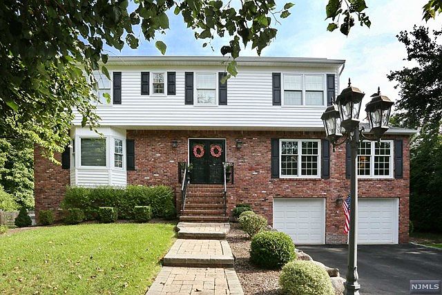 1st image of 8 Stony Brook Ct