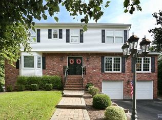 8 Stony Brook Ct, Ramsey, NJ 07446