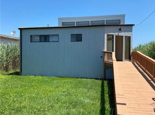 8 Cayuga St, Ocean Beach, NY 11770