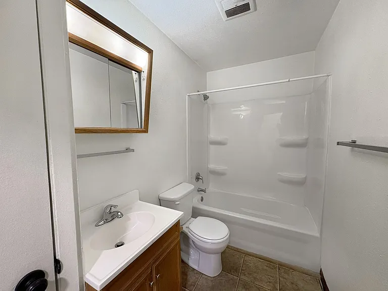 Centrally located 2 Bedroom Apartment with Laundry Hook-ups — Photo 8