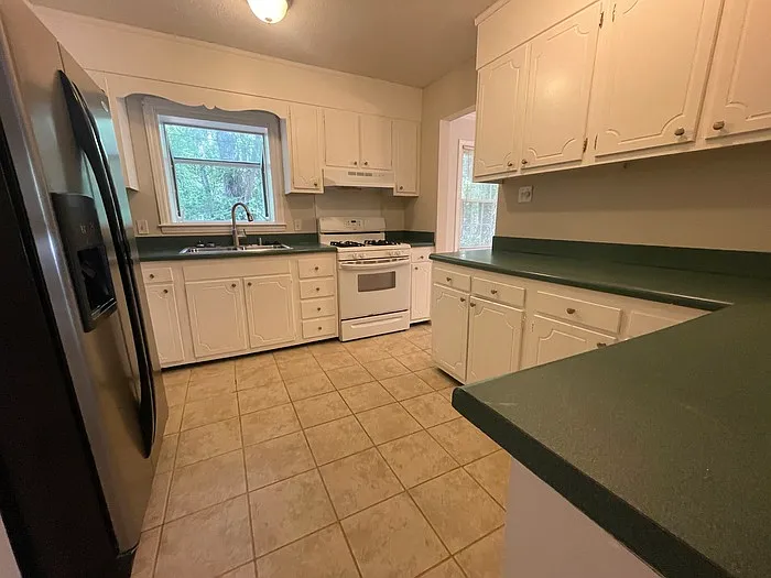 4 bed, 2.5 bath, $2,500 — Photo 4