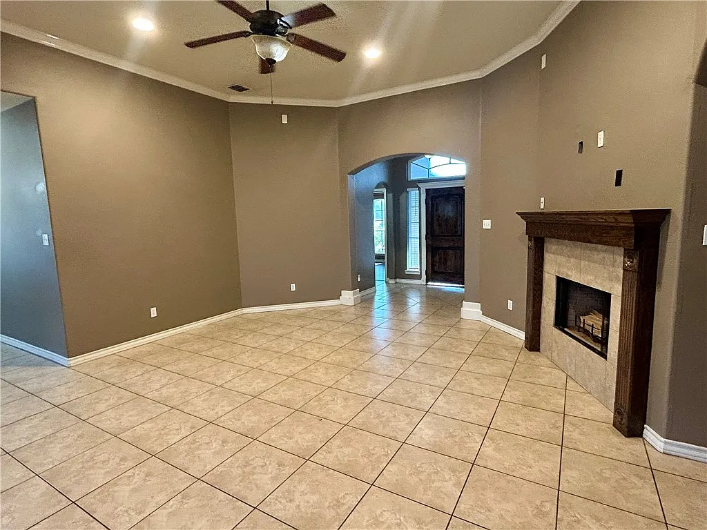 3 bed, 2.0 bath, 1585 sqft, $2,100 — Photo 2