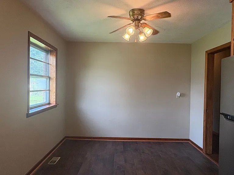 713 Willow Dr — Photo 5