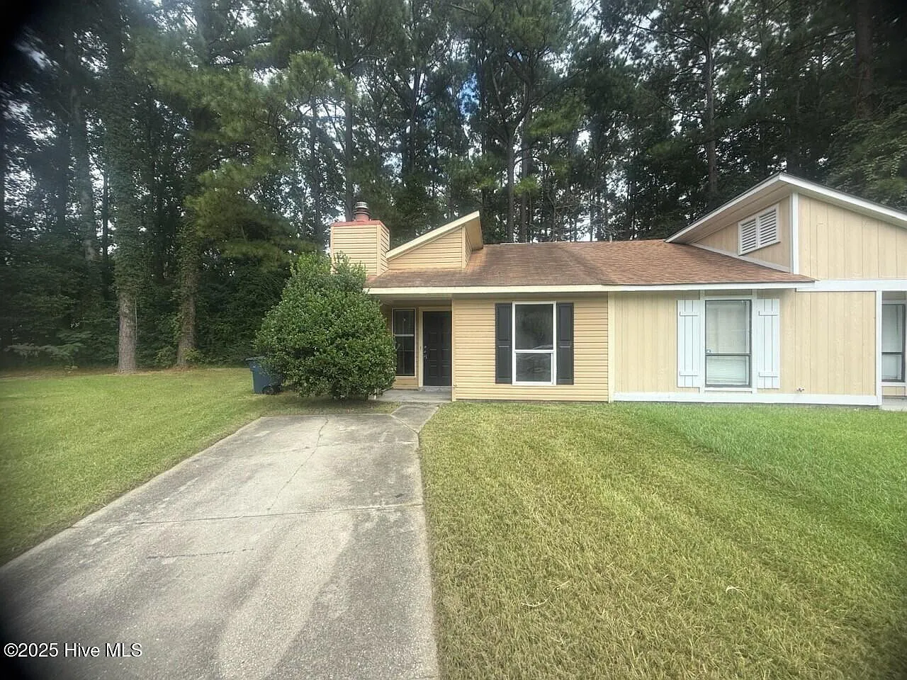 2 bed, 1.0 bath, 850 sqft, $1,050 — Photo 1