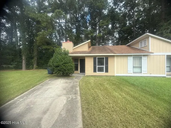 137 Twinwood Dr, Jacksonville, NC 28546