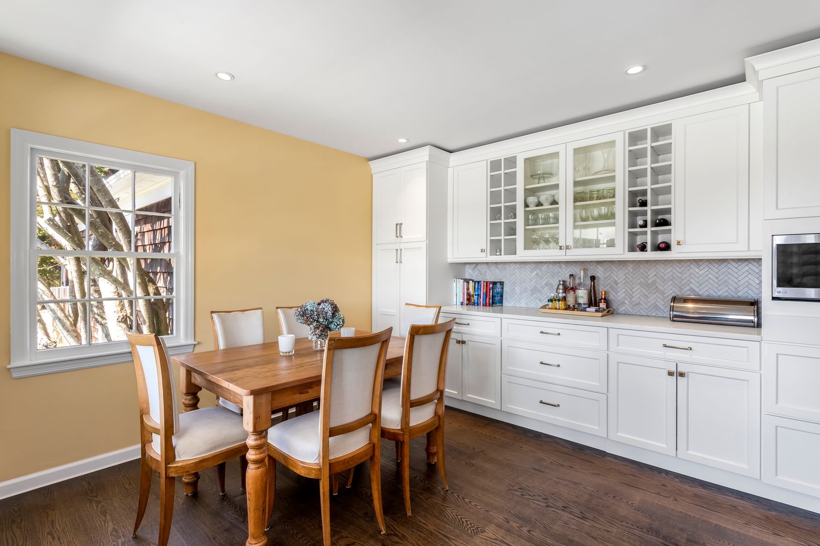  Eat-in Kitchen