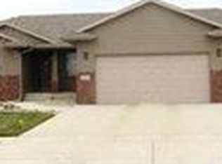 8001 S Hackrott Cir, Sioux Falls, SD 57108