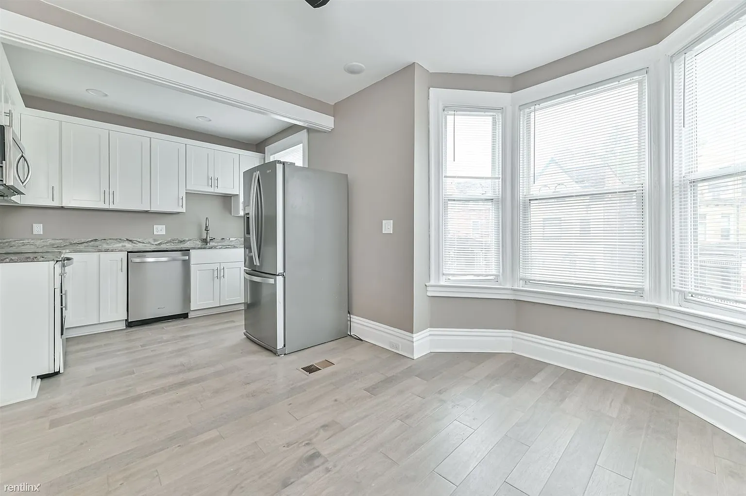 5525 Howe St photo 1