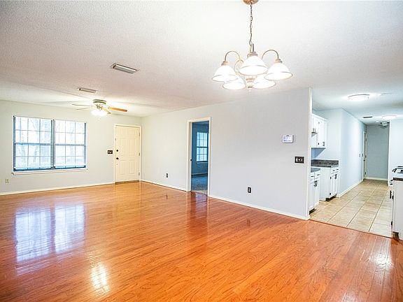 4th image of 8 Oak Knoll Ln