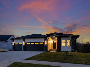 16405 Ironwood Ln, Urbandale, IA 50323