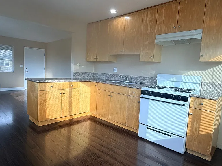410 - 436 CA-202 — Photo 11