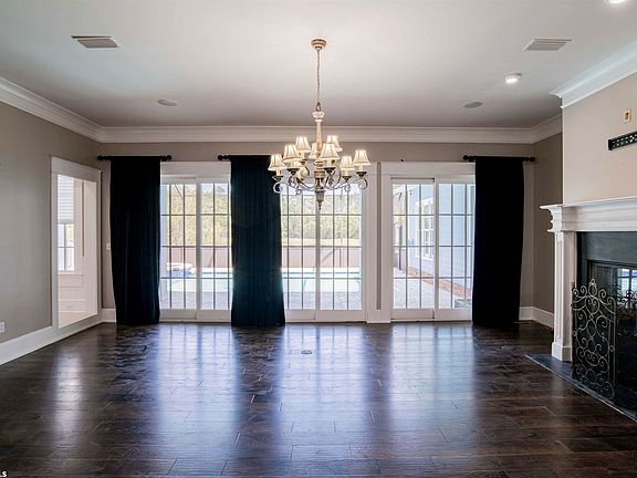 3rd image of 636 Estates Dr