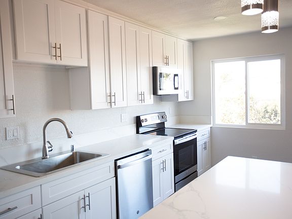 Kitchen with Island and Stainless