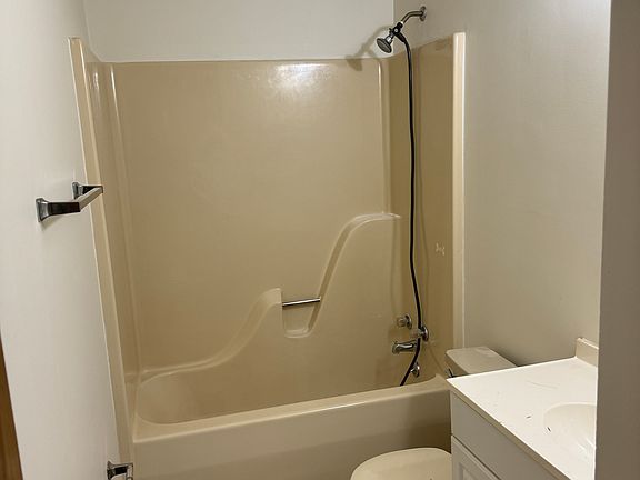 3rd image of 122-122 Oakcrest Cir