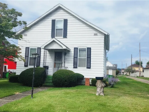 828 N Uhrich St, Uhrichsville, OH 44683