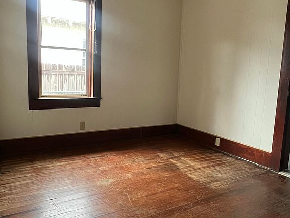 4th image of 410 Bank Ave