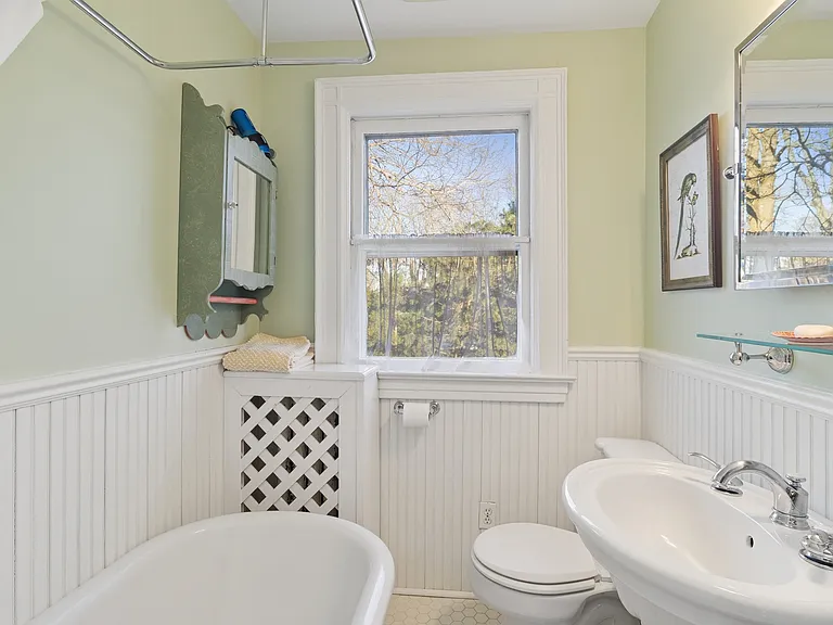 106 Meeting House Ln — Photo 23