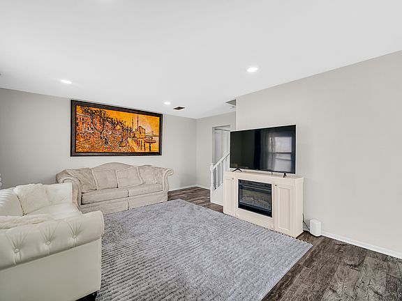 2nd image of 611 Kendall Ct