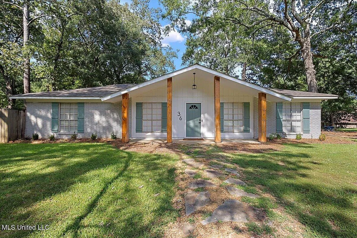 3 bed, 2.0 bath, 1926 sqft, $2,600 — Photo 1