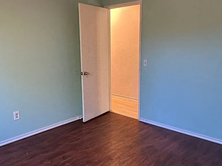 918 Cortina Dr — Photo 10
