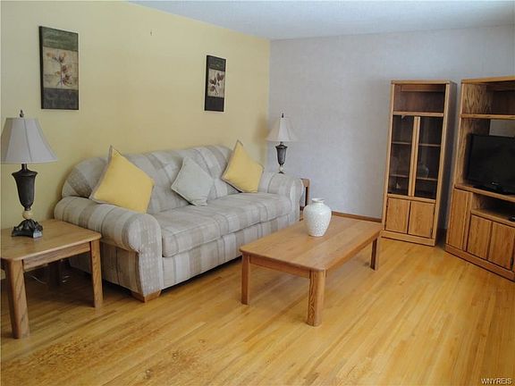 2nd image of 70 Lexington Grn
