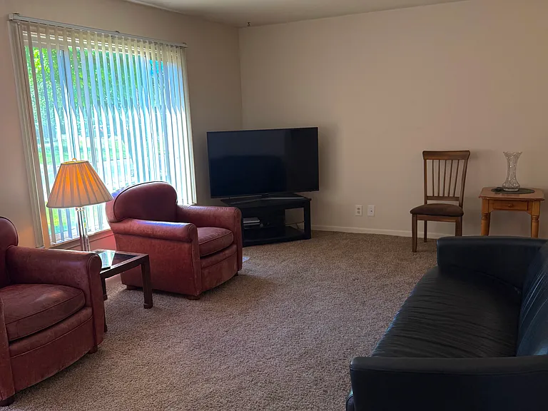 1415 E Thurston Ave — Photo 2