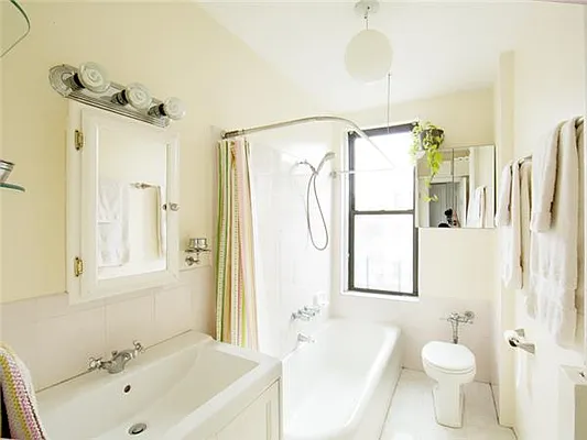 Sold by Avenue Sotheby's International Realty | media 9