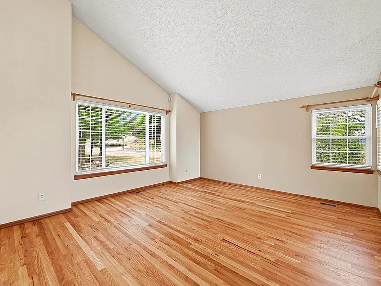 110 Mobray Ct — Photo 6