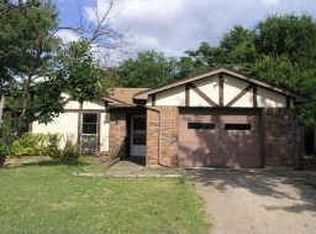 704 Poe St, Azle, TX 76020