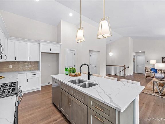 5th image of 216 Linden LANE