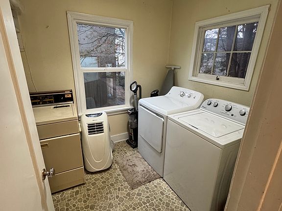 4th image of 428 14th Ave W