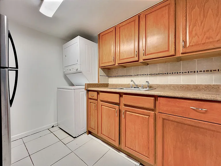 865 Sky Lake Cir #D — Photo 6