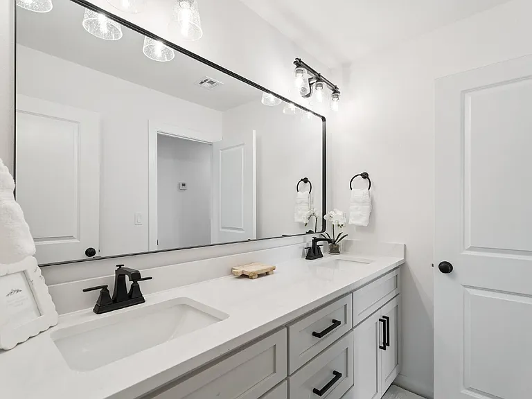 2410 W Charleston St — Photo 46