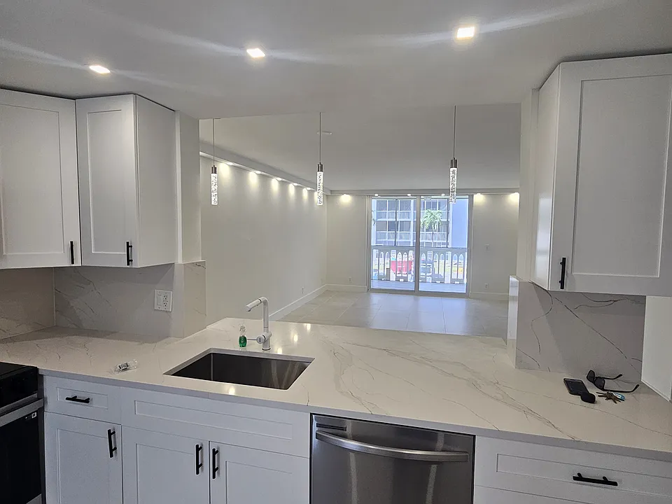400 NE 12th Ave #303