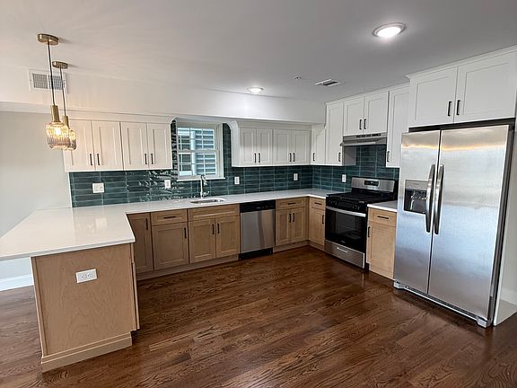 2nd image of 158-160 Oliver St #2
