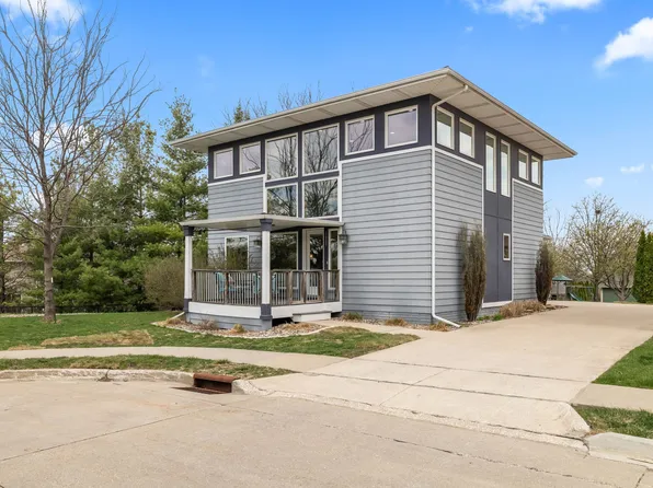 5683 Long Meadow Ct, Johnston, IA 50131