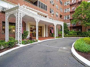 6738 108th St APT D21, Forest Hills, NY 11375