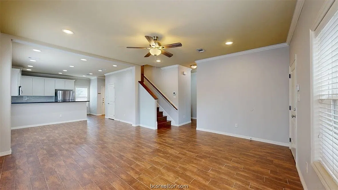 5 bed, 5.0 bath, 2216 sqft, $4,200 — Photo 2