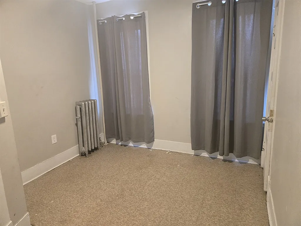3 bed, 1.0 bath, 1200 sqft, $2,000 — Photo 3
