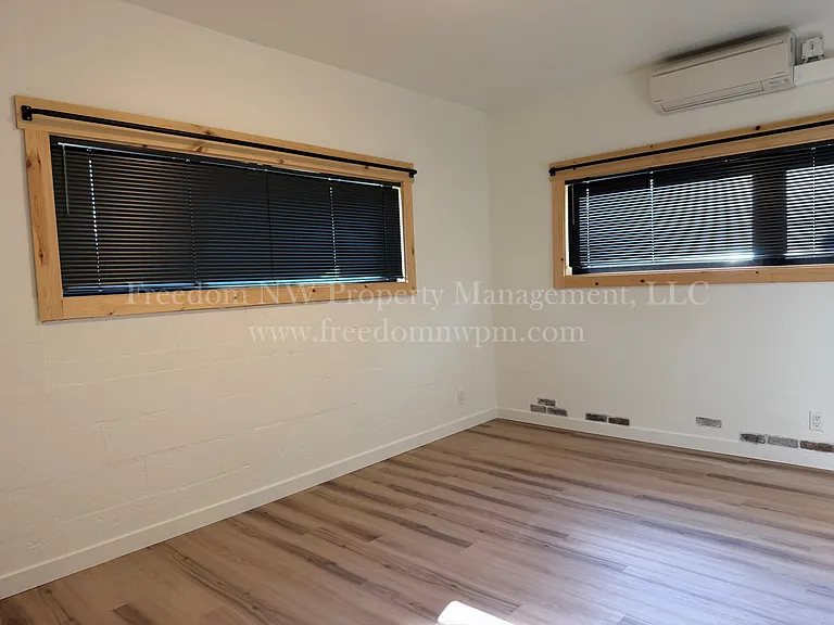 105 W Walnut St — Photo 13