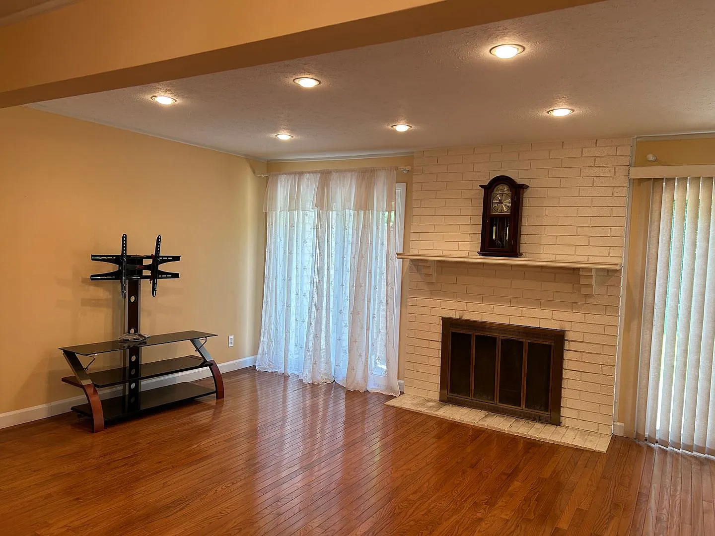 3 Bedroom Condo with Full Finished Basement for Rent — Photo 4