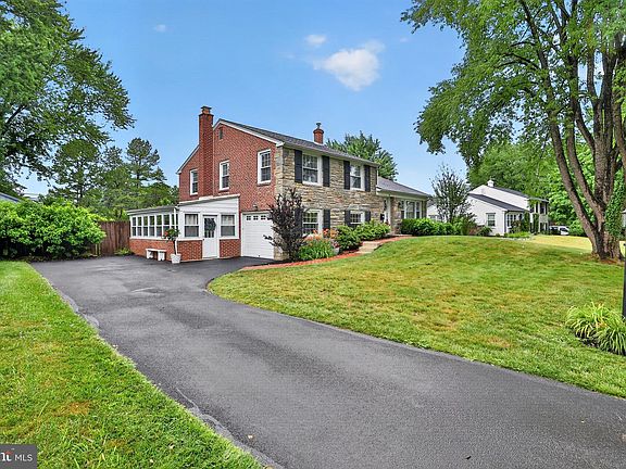 3rd image of 111 Canterbury Dr