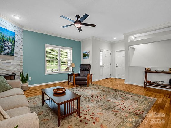 4th image of 38 Old Creek Ln