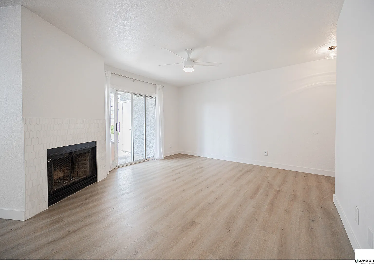 Welcome to this beautifully remodeled 2/2 Phoenix townhome where modern style, comfort, and convenie — Photo 3