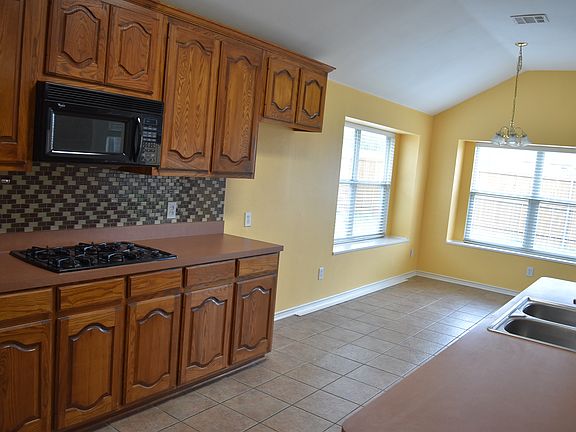 Kitchen and breakfast area