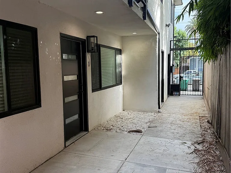 1141 E Broadway — Photo 16